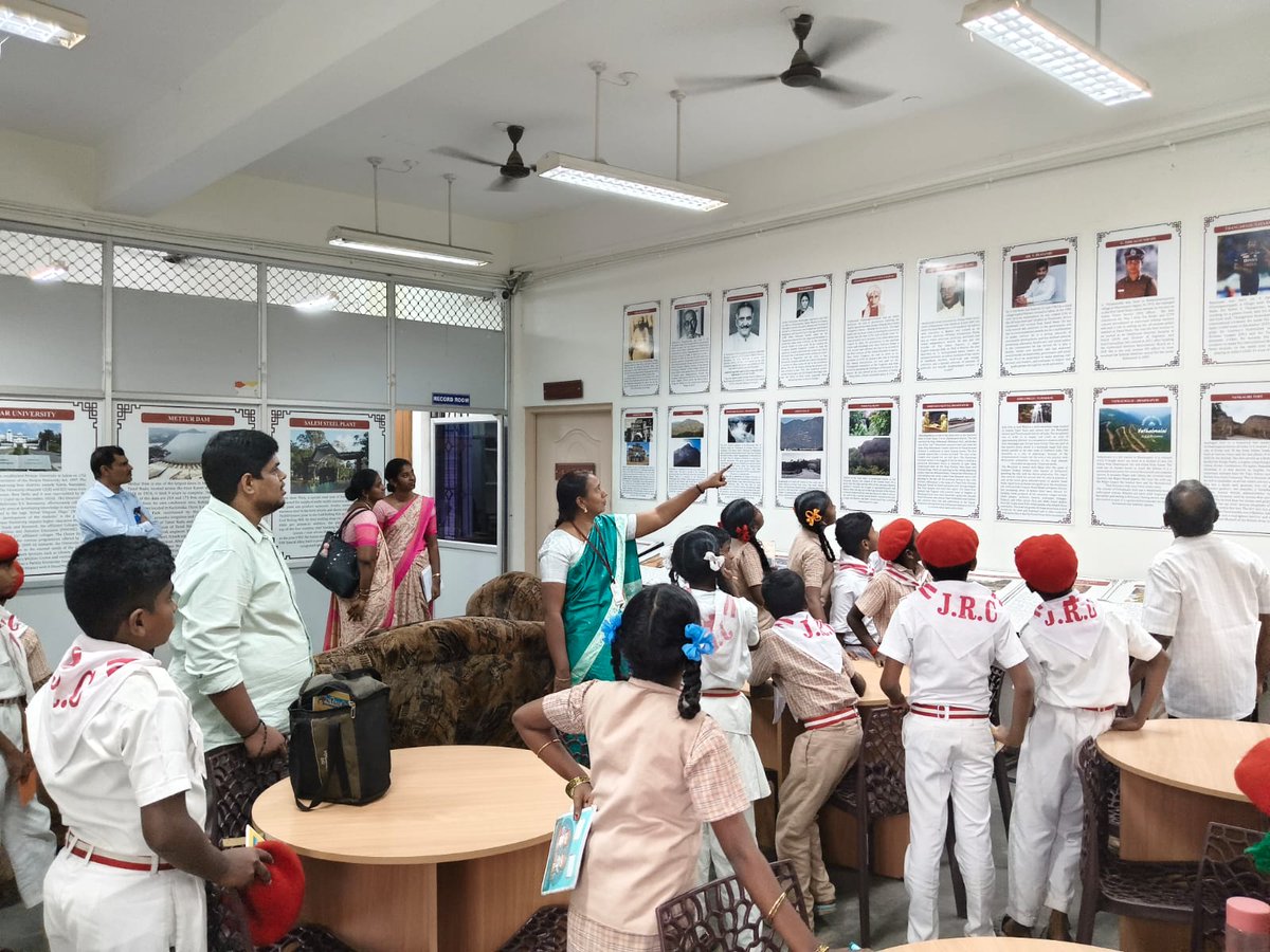 PeriyarVarsity's tweet image. 📚 Library Visit Programme 🌿
DoMS, Periyar University, organized a Library Visit under the Village Adoption Scheme for Kottagoundampatti High School students, inspiring reading and learning habits. 🌟
#PeriyarUniversity #DoMS #VillageAdoptionScheme #LibraryVisit