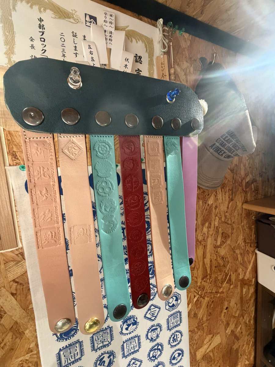 Libra_ELIMI's tweet image. 御刻印バンドも増えてきたので
まとめてみました。
使わない時は
こんな感じに神棚に置きます🙏

＃御刻印
＃神様からの預かり物
