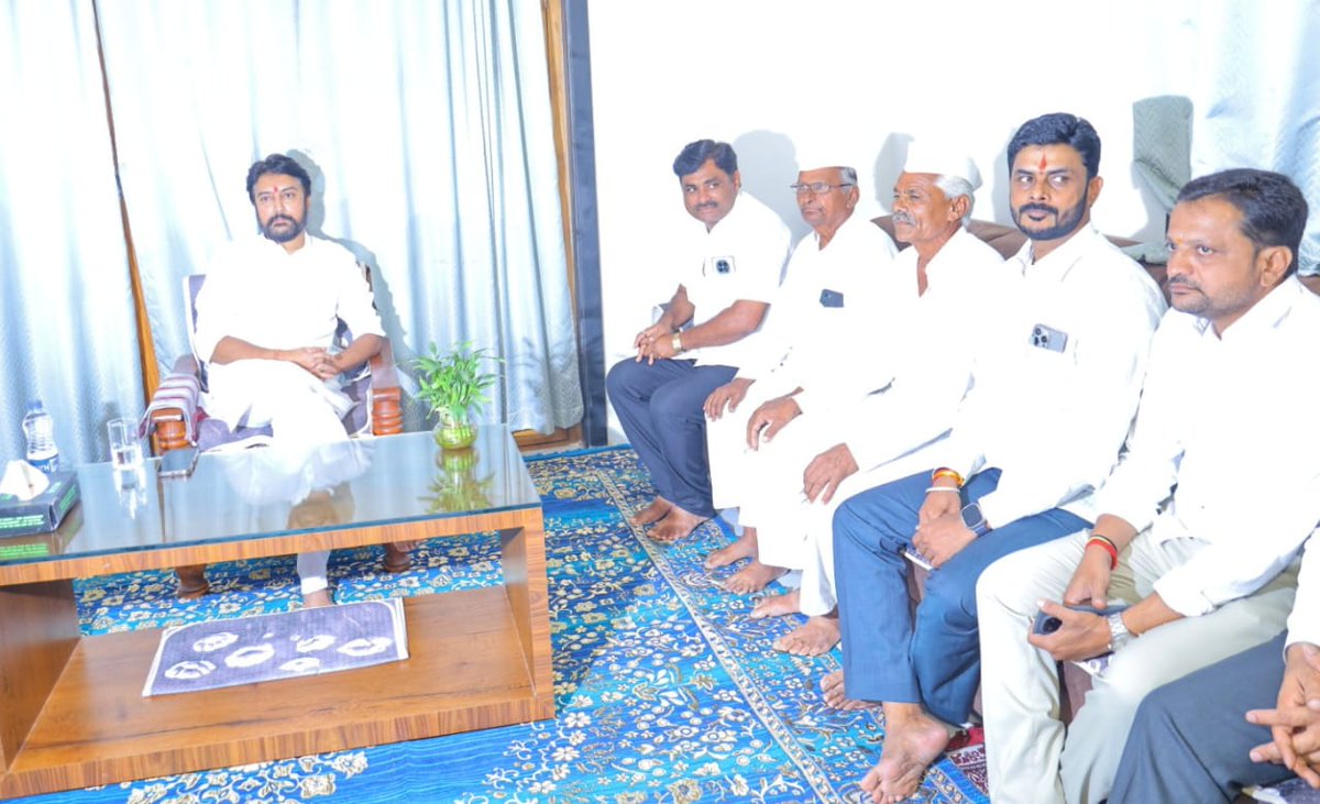 MeDeshmukh's tweet image. लातूर तालुक्यातील सोनवती येथील सरपंच श्री भालचंद्र पाटील यांच्या लातूर येथील निवासस्थानी सदिच्छा भेट देवून सत्काराचा स्विकार केला.
.
.
#DhirajVilasraoDeshmukh #DhirajDeshmukh #LaturGramin #Latur #maharahstra