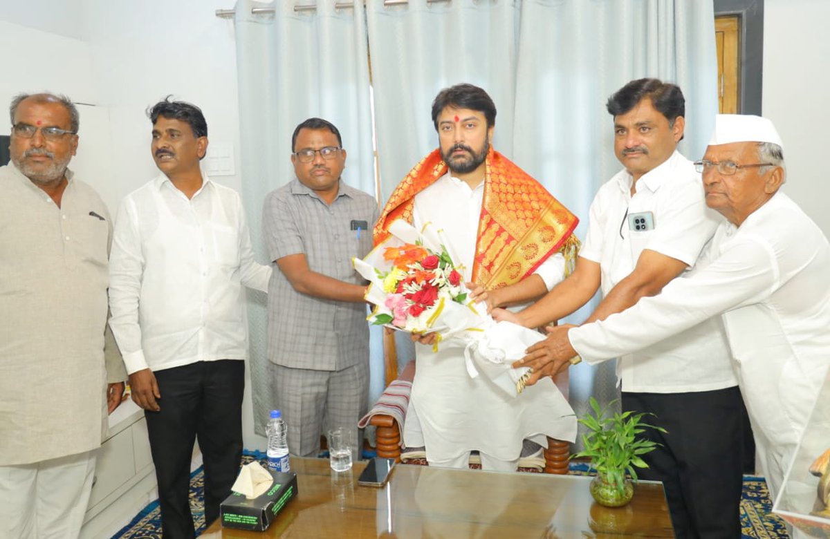 MeDeshmukh's tweet image. लातूर तालुक्यातील सोनवती येथील सरपंच श्री भालचंद्र पाटील यांच्या लातूर येथील निवासस्थानी सदिच्छा भेट देवून सत्काराचा स्विकार केला.
.
.
#DhirajVilasraoDeshmukh #DhirajDeshmukh #LaturGramin #Latur #maharahstra