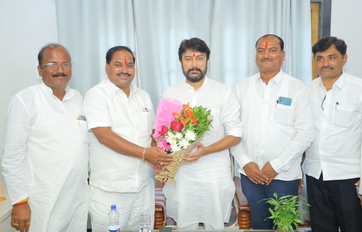 MeDeshmukh's tweet image. लातूर तालुक्यातील सोनवती येथील सरपंच श्री भालचंद्र पाटील यांच्या लातूर येथील निवासस्थानी सदिच्छा भेट देवून सत्काराचा स्विकार केला.
.
.
#DhirajVilasraoDeshmukh #DhirajDeshmukh #LaturGramin #Latur #maharahstra