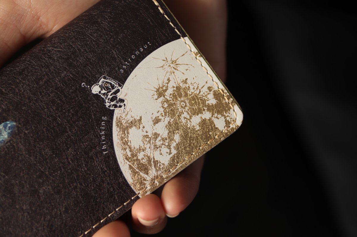 人気の月面着陸シリーズにカードケースが登場。今日は1年で最も大きく