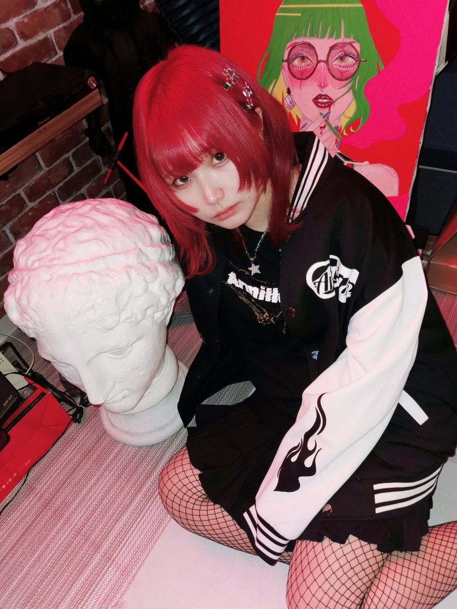 ui__hat's tweet photo. 名古屋の赤髪ウルフおねーさんです
歌うことと服作るのがすきです
🫶🫶🫶
#HaT #HATEandTEARS
#Armillon #アパレル https://t.co/5UhRoHOsqu