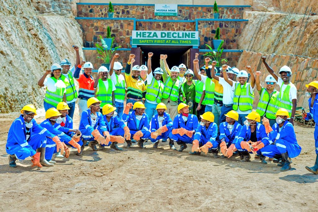 RwamaganaDistr's tweet image. Imirenge 13/14 mu Karere icukurwamo amabuye y&apos;agaciro ya cassiterite(tin), coltan (tantalum) na wolfram  (tungesten) bukorwa na kampani 12 zifite  ibyangombwa. Kuva mu kwezi kw&apos;Ukwakira 2024 kugeza Ukwakira 2025 izi kampani zohereje toni 1,103.530 ku isoko ry&apos;amabuye y&apos;agaciro.