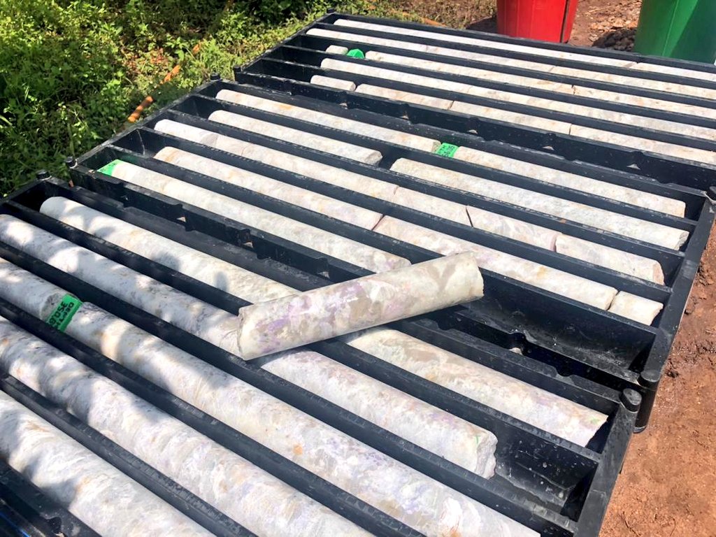 RwamaganaDistr's tweet image. Imirenge 13/14 mu Karere icukurwamo amabuye y&apos;agaciro ya cassiterite(tin), coltan (tantalum) na wolfram  (tungesten) bukorwa na kampani 12 zifite  ibyangombwa. Kuva mu kwezi kw&apos;Ukwakira 2024 kugeza Ukwakira 2025 izi kampani zohereje toni 1,103.530 ku isoko ry&apos;amabuye y&apos;agaciro.