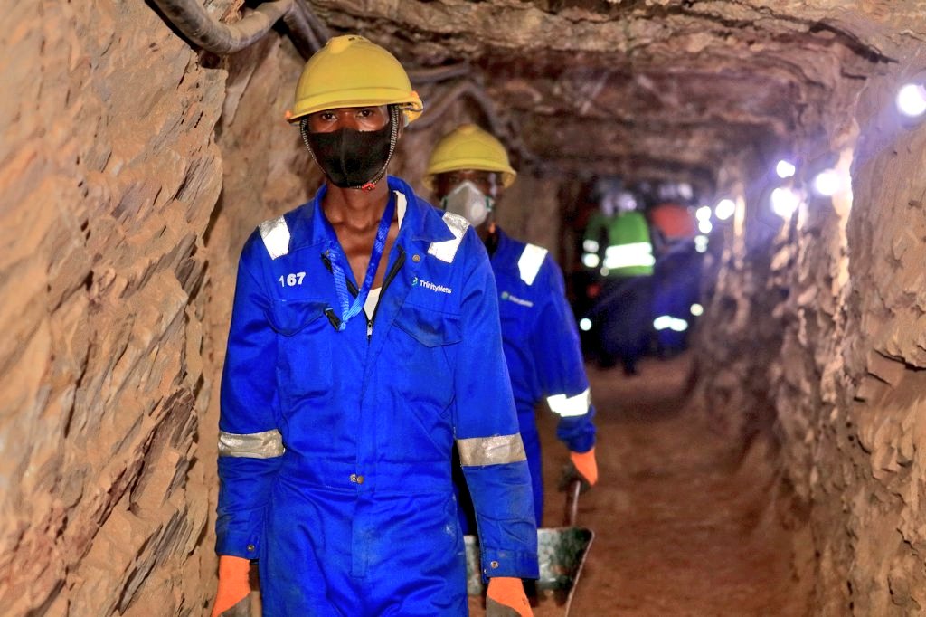 RwamaganaDistr's tweet image. Imirenge 13/14 mu Karere icukurwamo amabuye y&apos;agaciro ya cassiterite(tin), coltan (tantalum) na wolfram  (tungesten) bukorwa na kampani 12 zifite  ibyangombwa. Kuva mu kwezi kw&apos;Ukwakira 2024 kugeza Ukwakira 2025 izi kampani zohereje toni 1,103.530 ku isoko ry&apos;amabuye y&apos;agaciro.