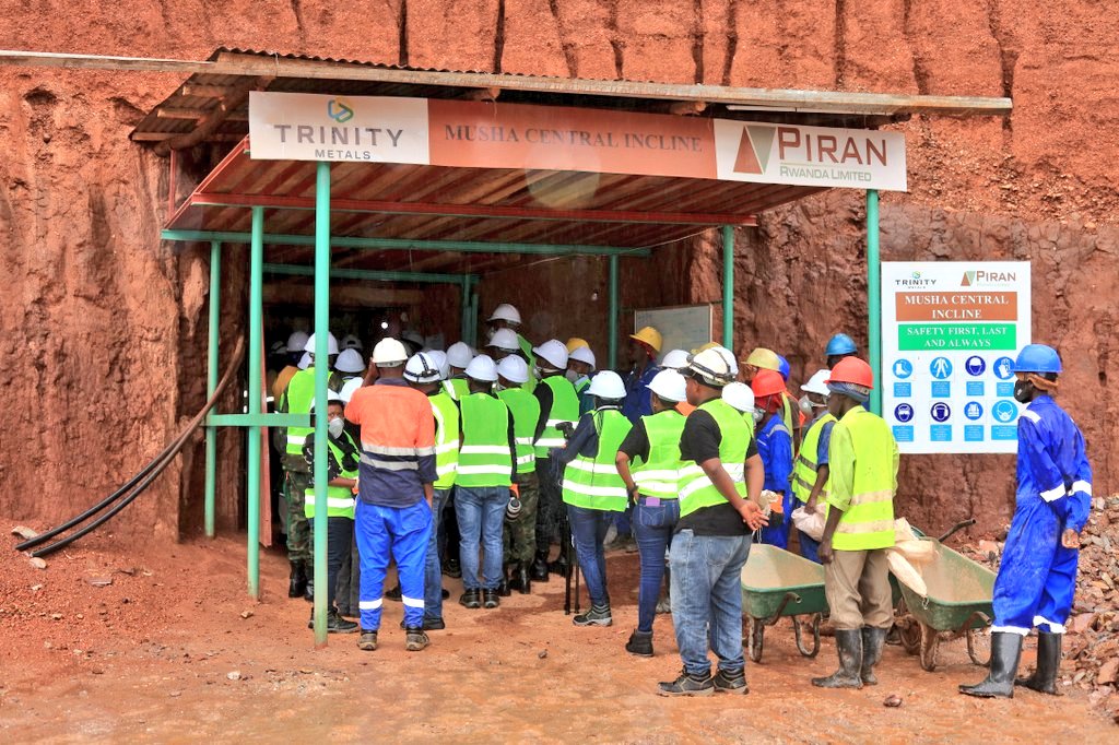 RwamaganaDistr's tweet image. Imirenge 13/14 mu Karere icukurwamo amabuye y&apos;agaciro ya cassiterite(tin), coltan (tantalum) na wolfram  (tungesten) bukorwa na kampani 12 zifite  ibyangombwa. Kuva mu kwezi kw&apos;Ukwakira 2024 kugeza Ukwakira 2025 izi kampani zohereje toni 1,103.530 ku isoko ry&apos;amabuye y&apos;agaciro.