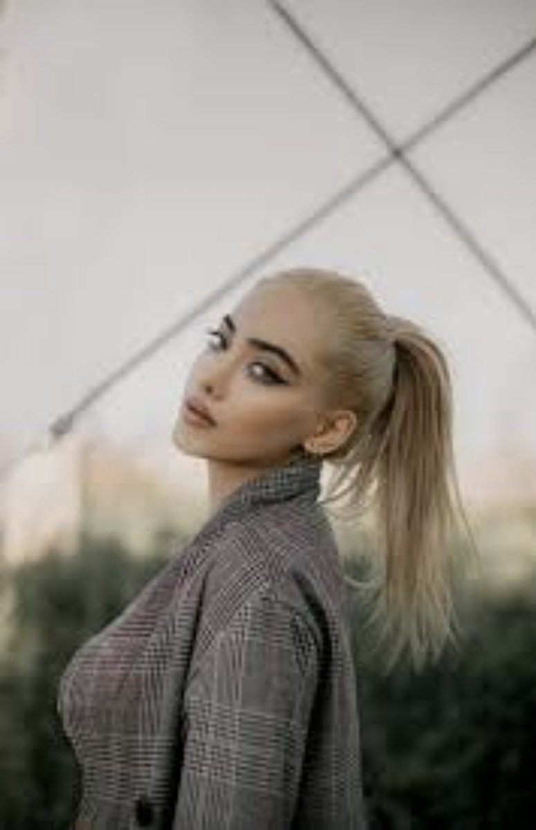 YadavYadav2859's tweet image. आज राहुल गान्धी ने अपना हाइड्रोजन बम्ब हरियाणा विधान चुनाव पर फोड़ा है ।

जहा उन्होनें आरोप लगाया लगभग 25 लाख वोटर्स फर्जी थे,लगभग हर 8 वा वोट फर्जी था ।

उन्होंनें उदाहरण के साथ समझाया एक ब्राजीलयन माॅडल की फोटो  22 अलग अलग मतदाता सूची मे दर्ज थी ,अलग अलग नामों के साथ ।

अब…