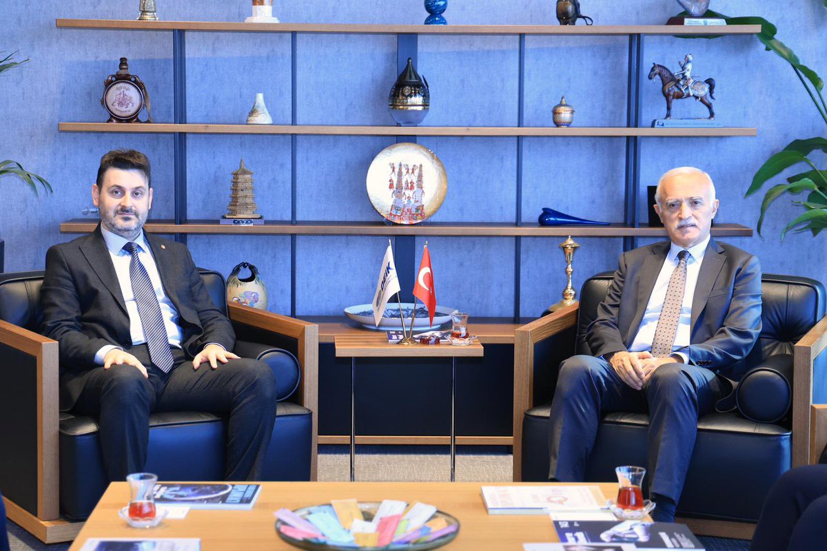 DEİK Başkanı Nail OLPAK’ı makamında ziyaret ettik. Ziyarette; Genel Başkanımız Yavuz SARI, Genel Başkan Yardımcımız Prof. Dr. Erol KAM ve Metin SANCAK ve Genel Sekreterimiz Abdullah KOÇ yer aldılar. Görüşmede olası iş birlikleri ve ortak faaliyetler hakkında konuşuldu.