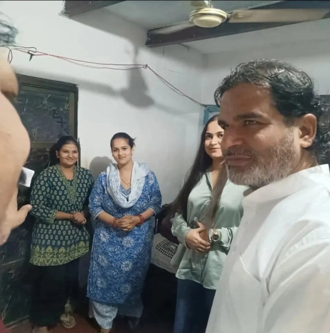 प्रशांत किशोर जी अपने परिवारजनों के साथ 🙏