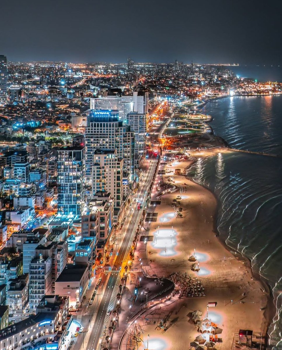 Oks85468872's tweet image. تل أبيب ليلا. تشبه كثيرا كورنيش طنجة