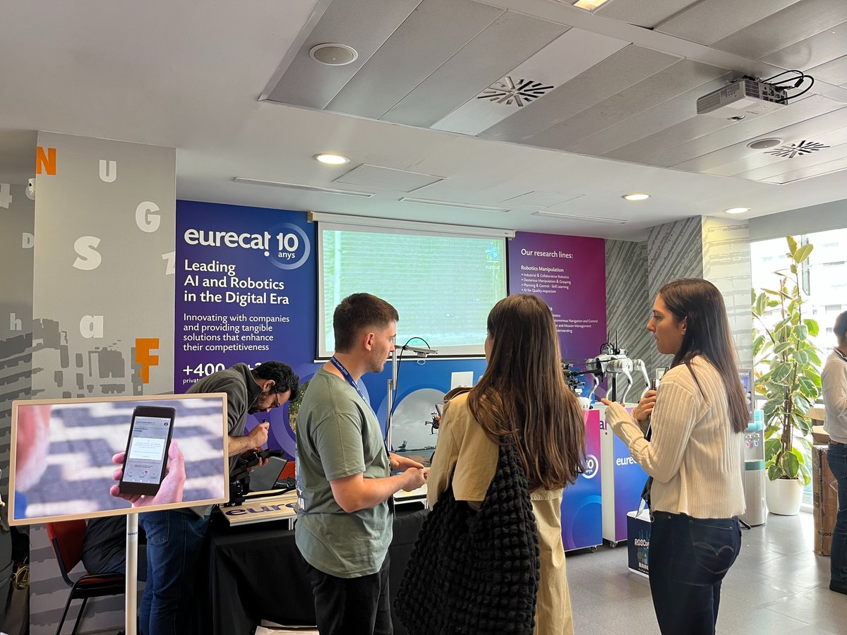 Eurecat_news's tweet image. 🤓 La #ROSConES2025 España pone en valor el papel de la investigación aplicada en #robótica para resolver retos reales en sectores como la industria, la logística o la agricultura.

✅​ De hecho, cada vez vemos robots más autónomos, capaces de entender su entorno y tomar…