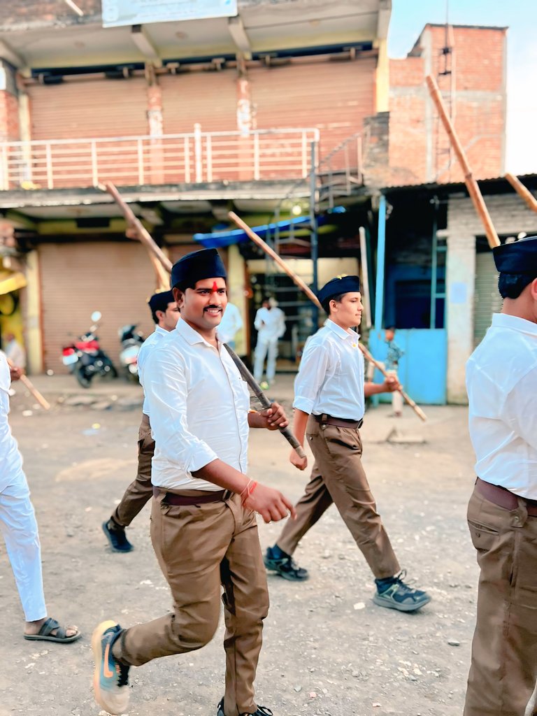 पथ संचलन पिपरई 
#आरएसएस #RSS100Years 

<a href="/Anil_Lodhi_Pipr/">ANIL LODHI PIPRAI (Modi ka Pariwar )</a>