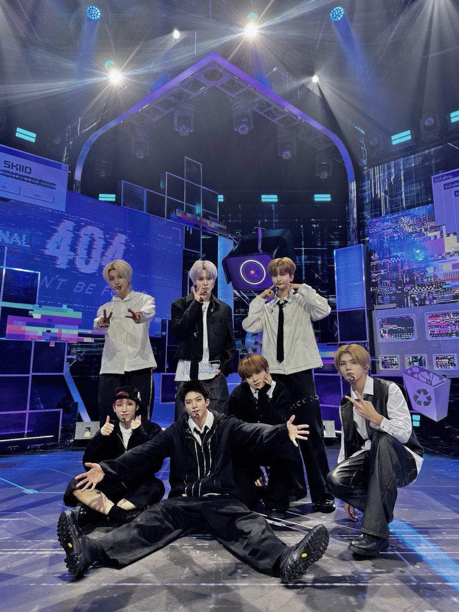 official_arrc's tweet image. 첫 음악 방송 무대 skrrt하게 완료! 🏁
아커! 이번 활동도 잘 부탁해요 🙌🏻  ⸝⸝

#ARrC #아크 
#CTRL_ALT_SKIID #SKIID
#쇼챔피언