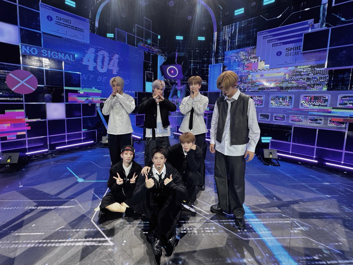 official_arrc's tweet image. 첫 음악 방송 무대 skrrt하게 완료! 🏁
아커! 이번 활동도 잘 부탁해요 🙌🏻  ⸝⸝

#ARrC #아크 
#CTRL_ALT_SKIID #SKIID
#쇼챔피언