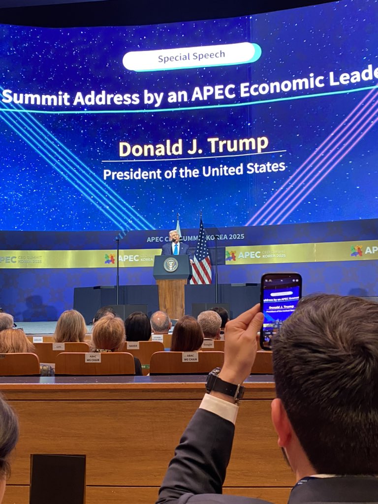 En mi participación en APEC CEO Summit tuve oportunidad de escuchar discurso del presidente Donald J. Trump 🇺🇸 en el APEC CEO Summit en Gyeongju, República de Corea
Una oportunidad valiosa para conocer de primera mano la visión económica de Estados Unidos en APEC
#APEC2025 #ABAC