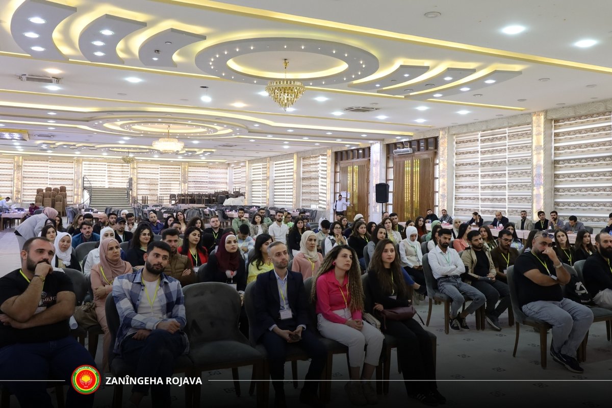 RojavaUniv's tweet image. Hin wêne ji beşdarbûna Nivîsgeha Têkiliyên Giştî ya Zanîngeha Rojava di mijara &quot;Ciwan û Perwerde&quot; ya nehemîn Panela Ciwanan a Rêxistina Pêl li Qamişlo.

بعض الصور من مشاركة مكتب العلاقات العامة في جامعة روجآفا في محور &quot;الشباب والتعليم&quot; من منتدى بيل للشباب بنسخته التاسعة في قامشلو