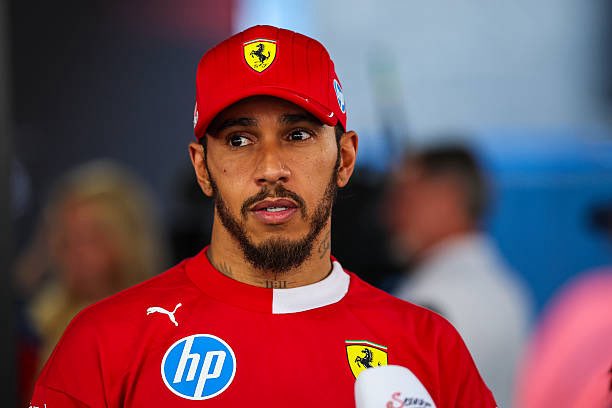 🤔 HAMILTON’A GÖRE FORMULA 1 RUHU KAYBOLUYOR OLABİLİR 

🗣️ Lewis Hamilton: “Bazı yarışlar sadece araç konvoyundan ibaret. Gelecek yıl Singapur’da sprint yarışımız olacak ve on dokuz tur boyunca tek bir geçiş bile görmeyeceğiz.”

🗣️ “Yeni pistler genellikle ruhtan yoksun. Eskiden