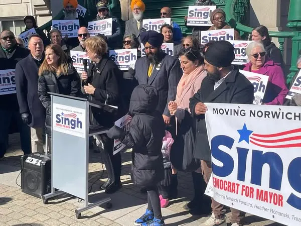 sakanakodar's tweet photo. ✨Congratulations to Swarnjit Singh Khalsa, 
Connecticut’s first Sikh mayor!
Fitting that this historic moment comes on Guru Nanak Dev Ji’s Gurpurab. https://t.co/AG3C9VyFpB