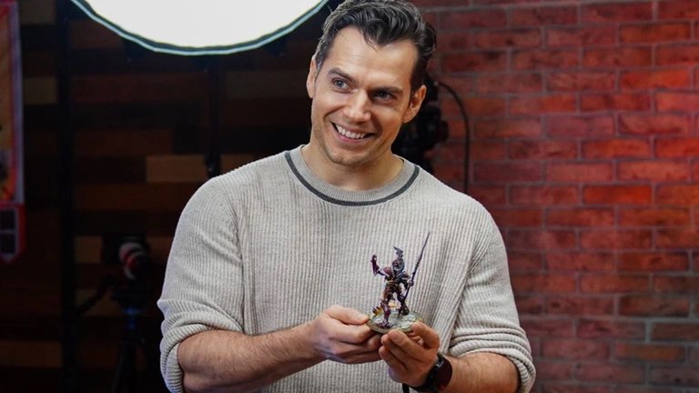 drkng_'s tweet image. « Henry Cavill n’a rien d’un nerd »

Henry Cavill exposant fièrement ses figurines Warhammer :