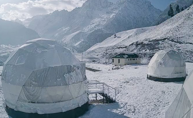 jkchanneltv's tweet image. Fresh snowfall transforms #Sonamarg into a winter wonderland