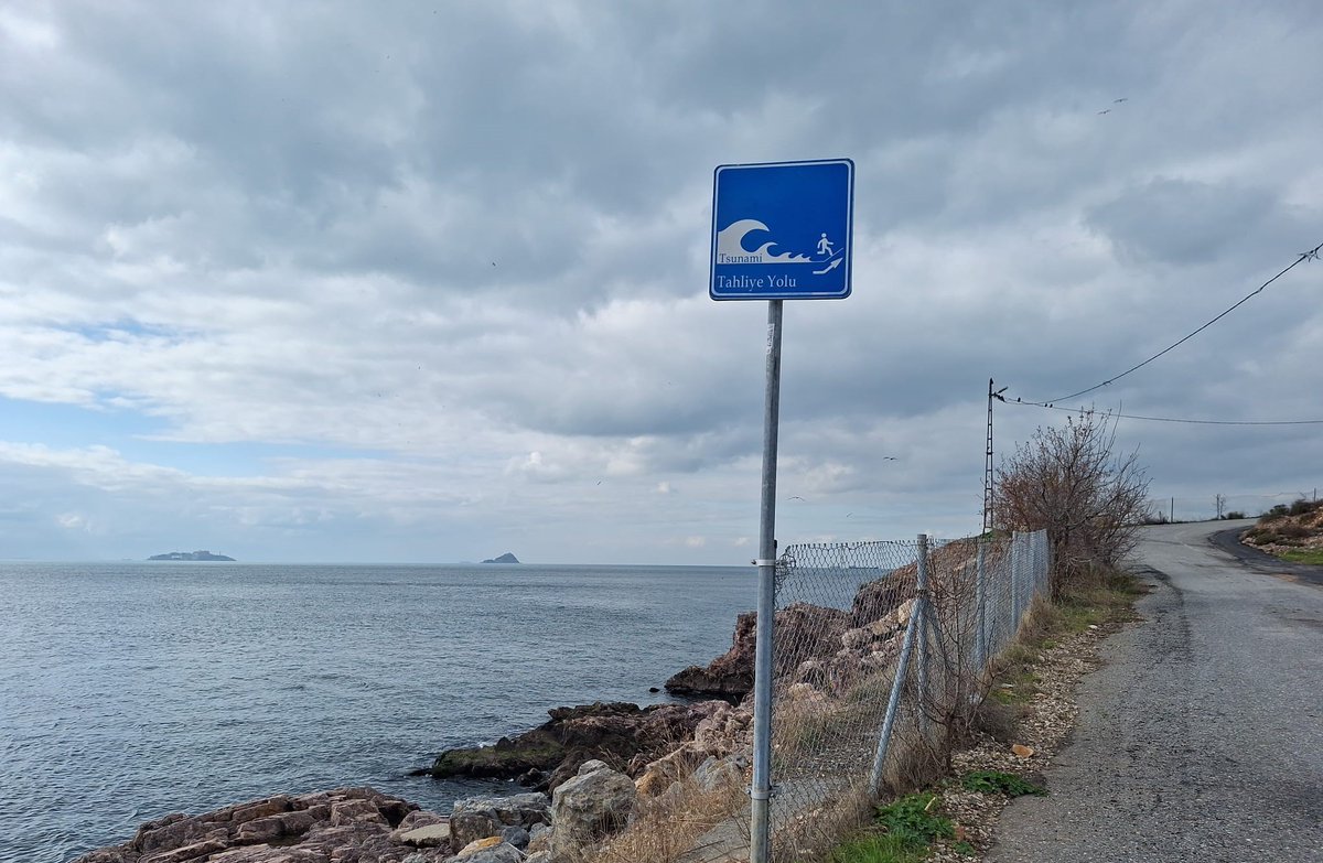 Bugün 5 Kasım Dünya Tsunami Farkındalık Günü.
İstanbul’da tsunami riskine karşı hazırlıklı olmak için İBB (<a href="/ibbdonusum/">İBB Deprem Risk Yön. ve Kentsel İyileştirme D.BŞK</a> ) olarak;
🌊 “Tsunami Modelleme, Hasar Görebilirlik ve Tehlike Analizi” ile “Tsunami Eylem Planı” ODTÜ (<a href="/METU_ODTU/">METU / ODTÜ</a>  ) işbirliği ile hazırladık.
📍 Uluslararası