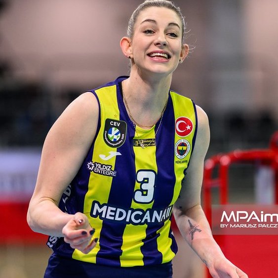 gibbybaris's tweet photo. - Önceki kulübünde oynamamak seni nasıl etkiledi ?

⚡️ Magdalena Stysiak: Çok etkiledi. Koçla anlaşamadım, daha doğrusu o benimle anlaşamadı. Neden bana kızdığını bilmiyorum. Sebebini hiç açıklamadı. Ona doğrudan sordum, hiçbir sorun olmadığını söyledi. Bu, gelecek için bana bir ders oldu. Oynayabilecek durumdayken, takıma yardımcı olabileceğim halde oynamama izin verilmedi. Karar koçundur, onun kararı da buydu.

Marcello Abbondanza geldiğinde artık bir şeyleri değiştirmek için biraz geç kalınmıştı. Yazık oldu. Kendimi gerçekten kötü hissediyordum. Antrenmanlarda elimden gelenin en iyisini yapmama rağmen bu hiçbir şekilde fark edilmiyordu.

🗞️ Sara Kalisz x TVP Sport