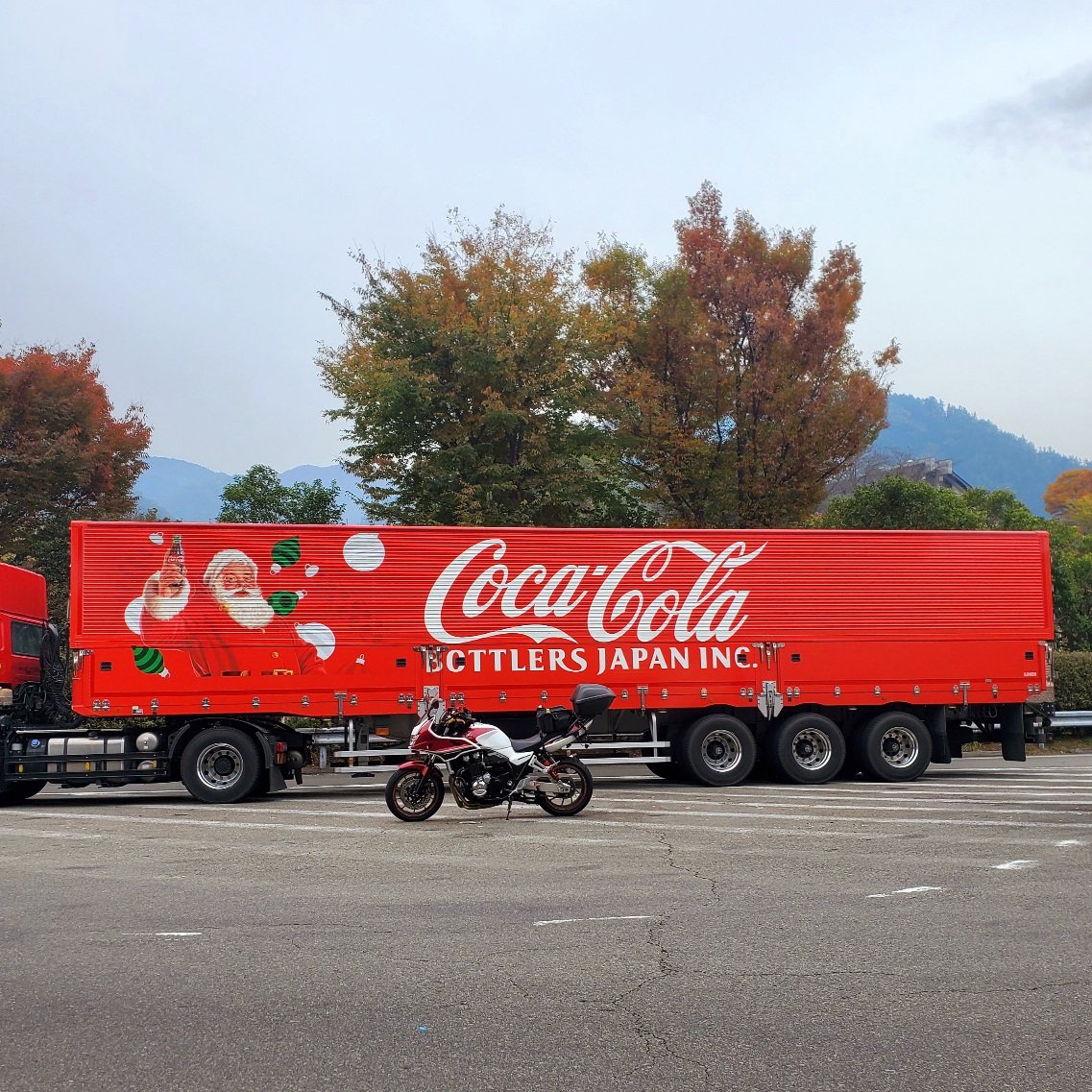 MsLABO6's tweet image. このトラック見たら、１日良いことある、と信じている私です☺️
#CB1300SB 
#cocacola 
#MerryChristmas