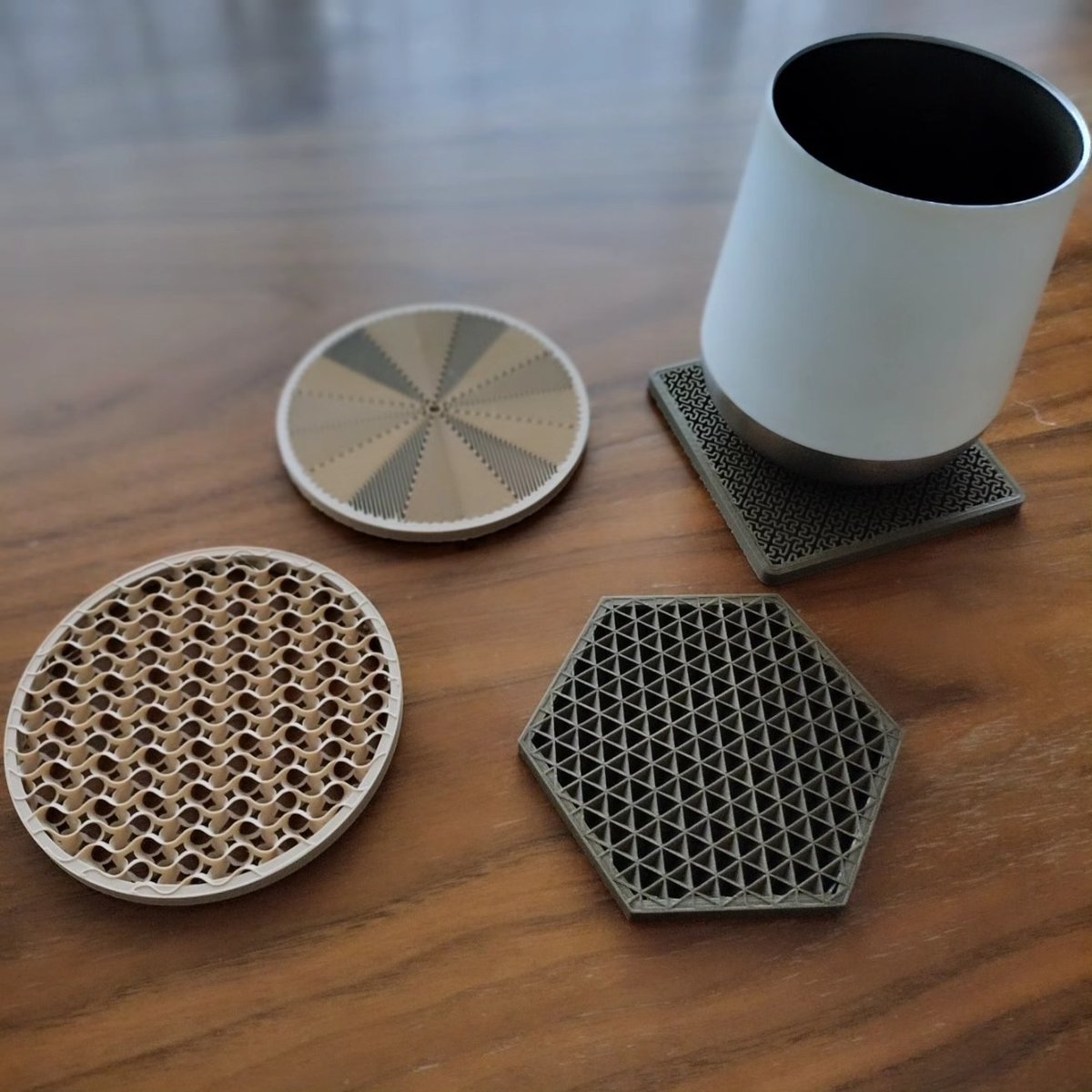 CADやデザインスキル不要！
スライサーソフトだけで、オシャレな模様入りコースターが作れちゃいます！
※トップ面層数と底面層数を0に設定
#3dプリンター #BambuLab