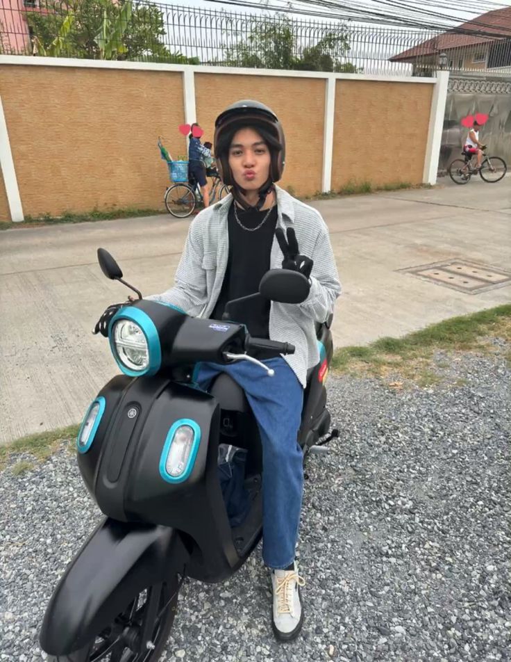 Padahal lagi diboncengin sama pacarnya jugaa!