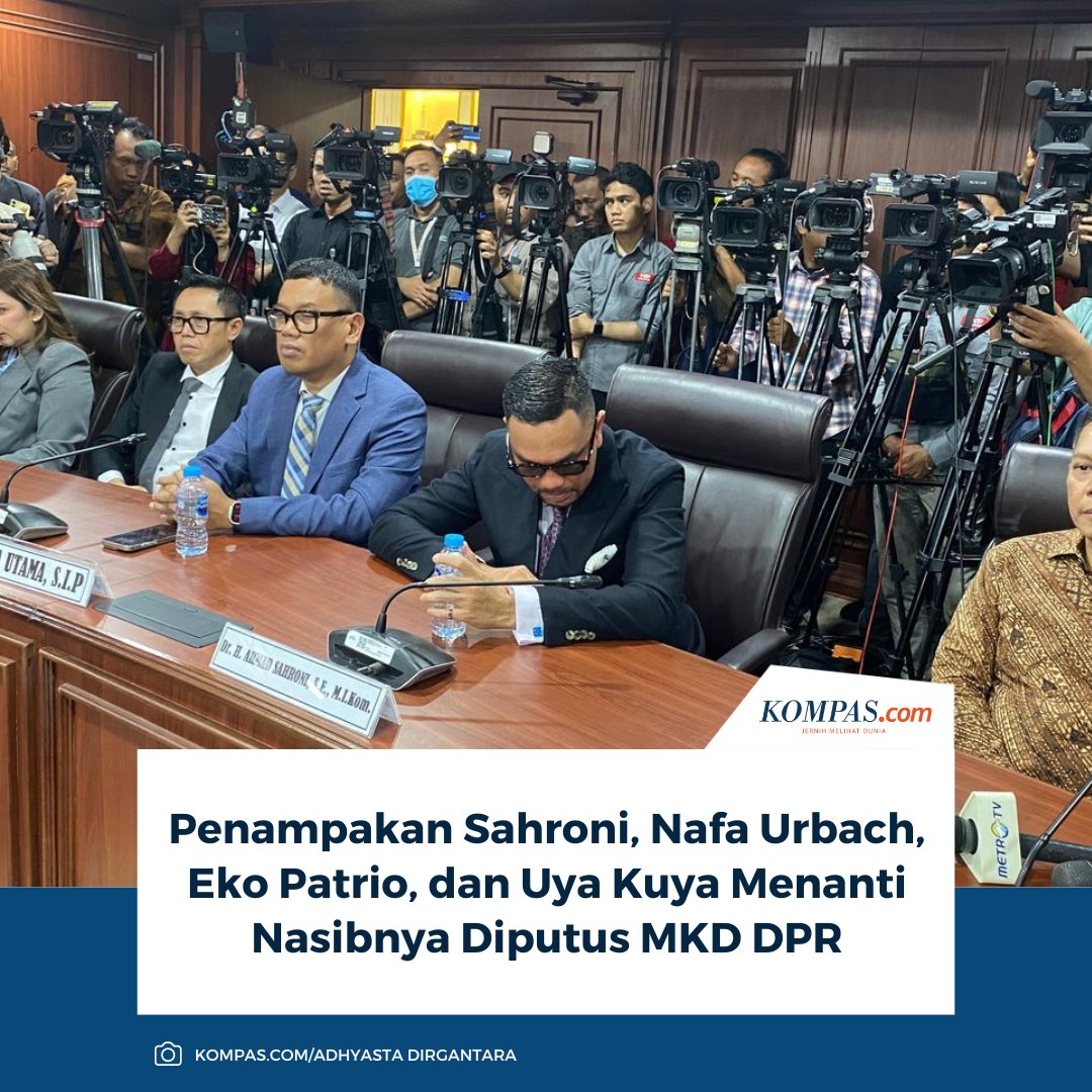 kompascom's tweet photo. Empat anggota DPR non-aktif, yakni Ahmad Sahroni, Nafa Urbach, Surya Utama (Uya Kuya), dan Eko Hendro Purnomo (Eko Patrio) tampak disidang di ruang Mahkamah Kehormatan Dewan (MKD) DPR, Senayan, Jakarta, Rabu (5/11/2025).
Baca selengkapnya π
https://t.co/UB1yju7Yt8
~LL #MKDDPR