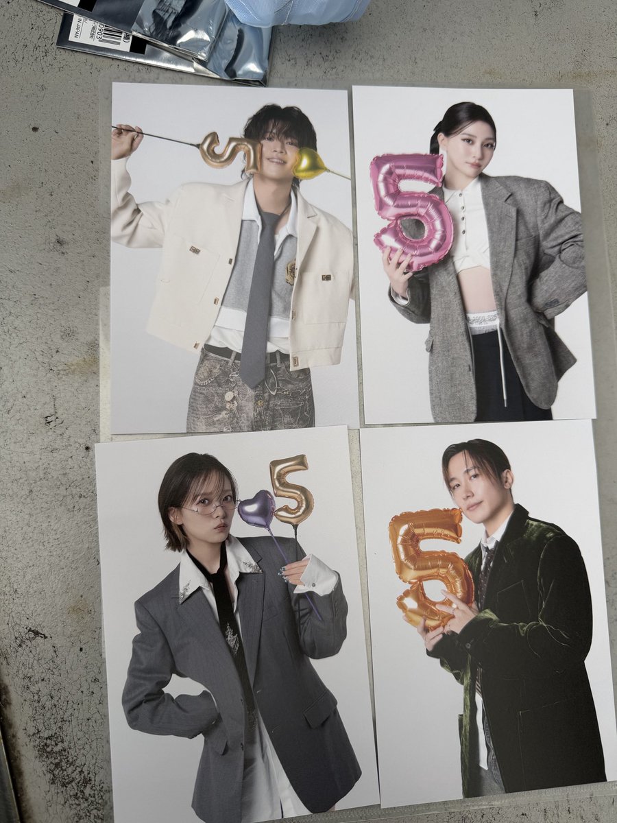 abc_mitashin's tweet photo. GENIC武道館グッズの交換を求めています。

一枚目と2枚目で求めているのものが違うので、ご確認ください！

譲：写真のもの
求：1枚目　フォトカード背景黒の呈くん
　　2枚目　特典ポストカード翔くん　　
　　　　　　(EC, 会場限定問いません)

本日会場で直接交換でお願いします。
#GENICグッズ https://t.co/2N25rmCxFE