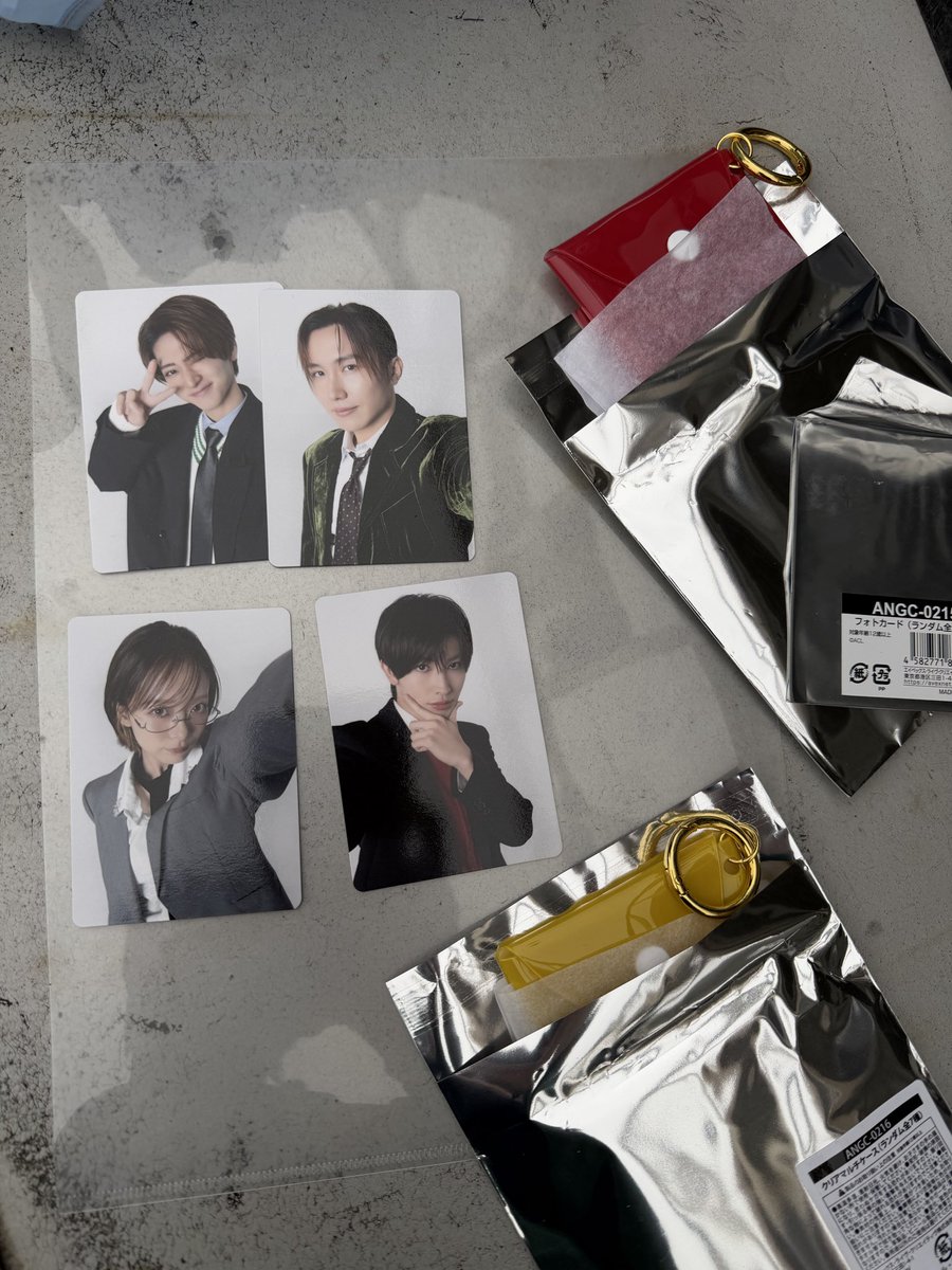 abc_mitashin's tweet photo. GENIC武道館グッズの交換を求めています。

一枚目と2枚目で求めているのものが違うので、ご確認ください！

譲：写真のもの
求：1枚目　フォトカード背景黒の呈くん
　　2枚目　特典ポストカード翔くん　　
　　　　　　(EC, 会場限定問いません)

本日会場で直接交換でお願いします。
#GENICグッズ https://t.co/2N25rmCxFE