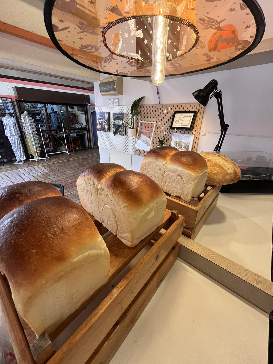 lukedawam's tweet image. You can 
now buy
just half
a loaf,
sliced 
or 
whole.

Any 
way 
you 
like
 it.

Sourdough Available today!
550g++ Country White Loaf RM19
620g++ Whole Wheat Loaf RM25
7”x3.5”x4” Shokupan @ Milk Bread @ Cloud Toast RM15

Oi! Kopi &amp;amp; Roti
TDO96A - Level 3
Pasar Besar Taman Tun.