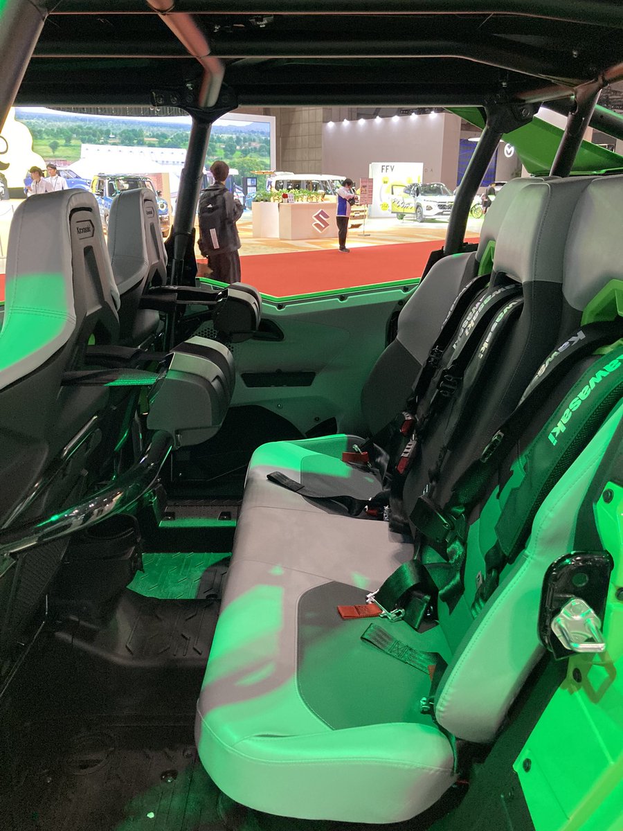 カワサキブースでは「Ninja H2」のスーパーチャージドエンジンを