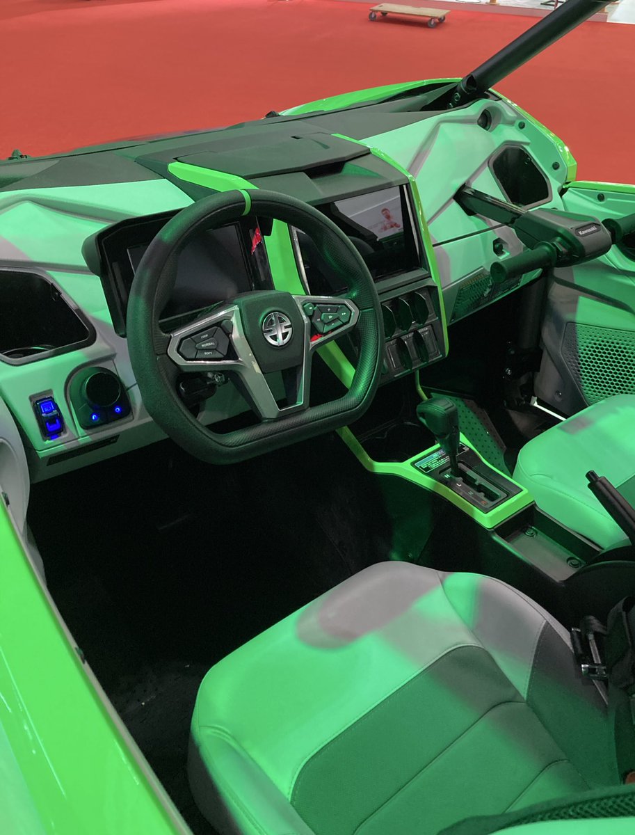 カワサキブースでは「Ninja H2」のスーパーチャージドエンジンを