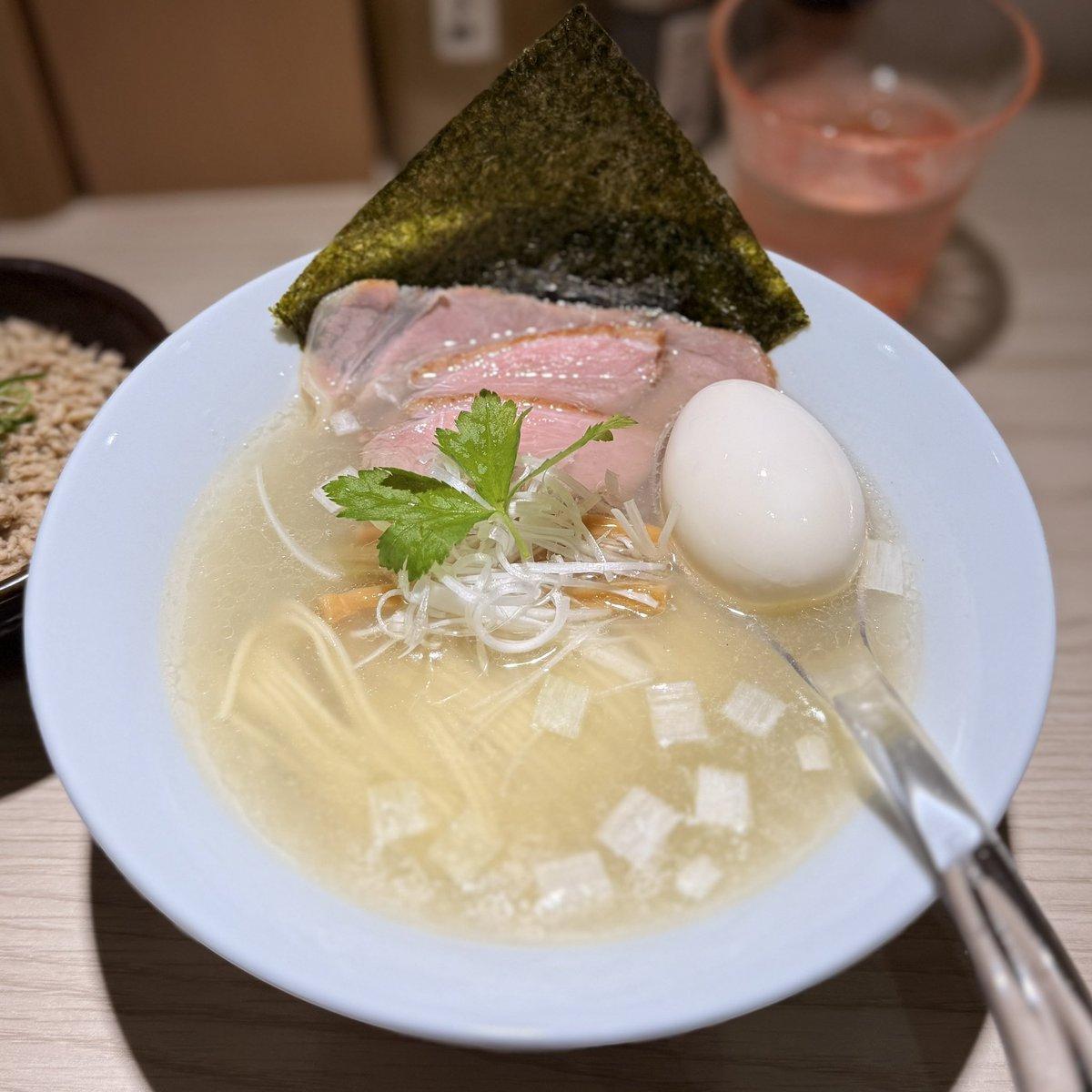 djmjc2c's tweet photo. らーめん希いろ　
特製丸鴨塩ラーメン&amp;鴨出汁そぼろ丼

予約じゃ無かったら、店開けて無かったと言うほど仕上がりに満足いっていないとの事だけど、十分美味しい鴨塩でした。
来週コレがどうなってるのかも楽しみ。
ご馳走様でした😋 https://t.co/EyJPVexnGD