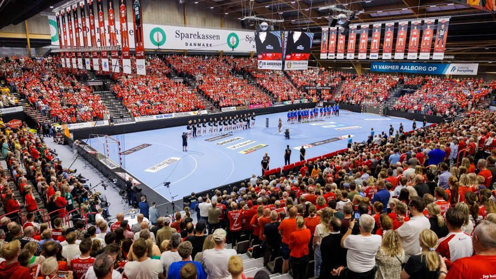 Hen_Livgot's tweet image. ⚠️🇳🇴 KOLSTAD CHANGE VENUE: EHF approves CL match move vs Veszprém. Due to financial strain, Kolstad shifts from 6,000-seat Trondheim Spektrum to 2,500-seat Kolstad Arena on Nov 12.
One-time exception granted by EHF.
© Hen Livgot (@livgot)
#Handball