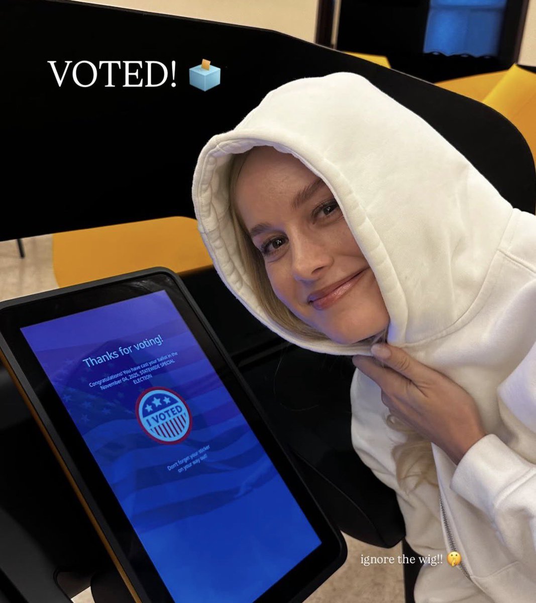 Brie Larson in a newly shared photo! 👀

“Ignore the wig!! 🤫”