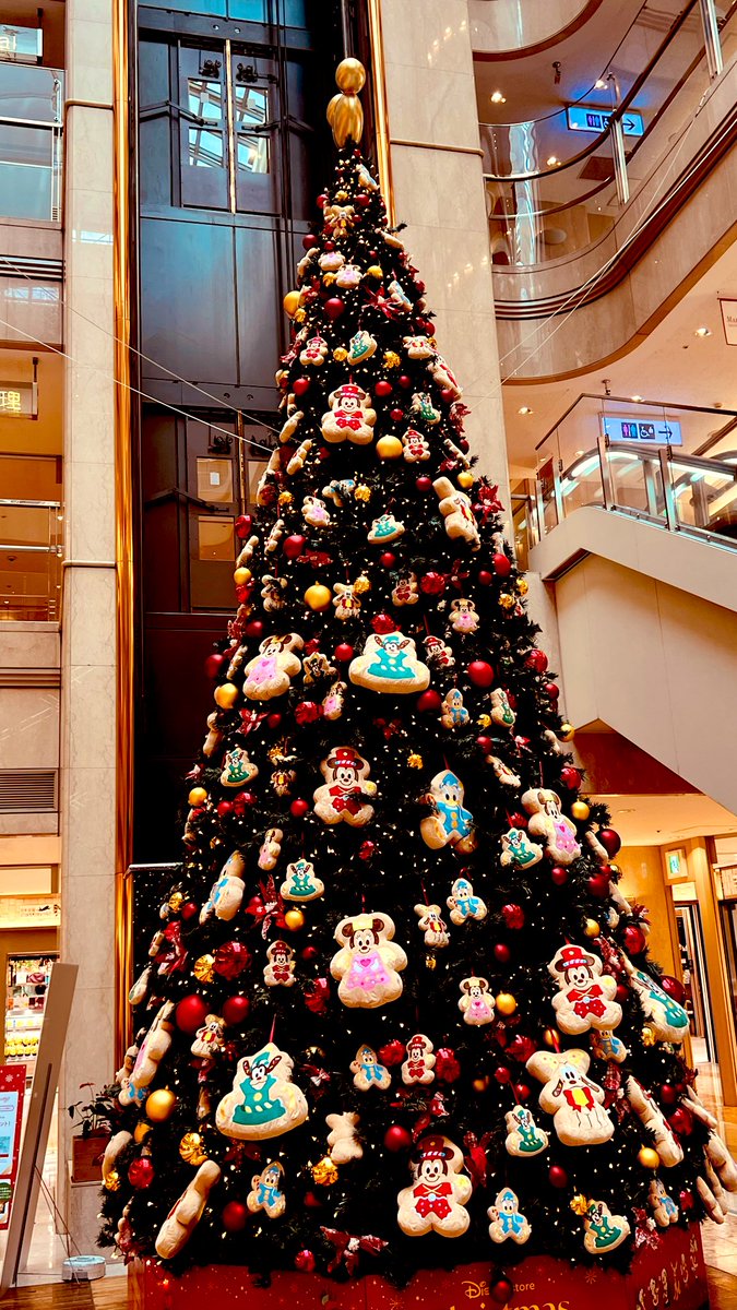 ミッキーのクリスマスツリー🎄
可愛すぎる🥰

もうすぐクリスマスだね！

どうでもいいけど
可愛かったので載せておきます。☺️