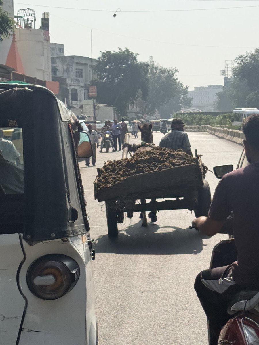 nitin_taj's tweet photo. Purani Mandi, Fatehabad Road, one of the main approach roads to the Taj Mahal. Right outside the world’s symbol of beauty and cleanliness, this is the ground reality, a man carrying a cart full of GOBAR in the middle of tourist traffic. This stretch deserves better upkeep. https://t.co/qV7qtfhz6P