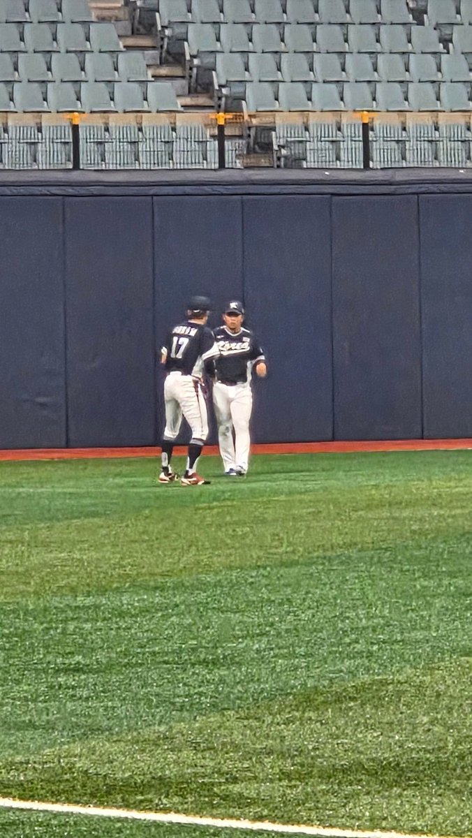 박해민 선배님께 외야 수비 특강 받고 있는 문현빈 선수입니다. 한국시리즈 기간 인터뷰에서 서로의 타격과 수비를 배우고 싶다고 했는데 실천 중입니다.