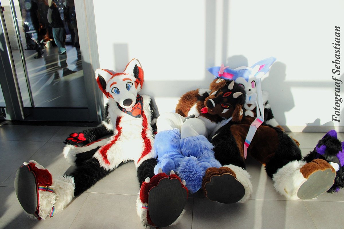 Energy level = 🪫 😵
I think the only way you can charge the fox, is by giving it some love and hugs! 🥰

See me like this at a con, just come give me a hug! 😄

📷  Fotograaf Sebastiaan
Others: Lunalyscreations &amp; daughter
📍 FACTS

#furry #fursuit #furryfandom #tired #facts