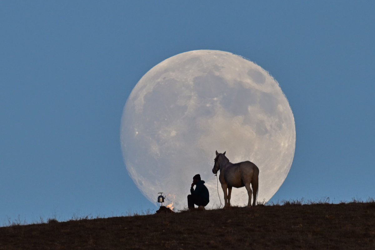 #Van’da akşam saatlerinde beliren #dolunay, kartpostallık görüntüler oluşturdu. 
Fotoğraflar: AA