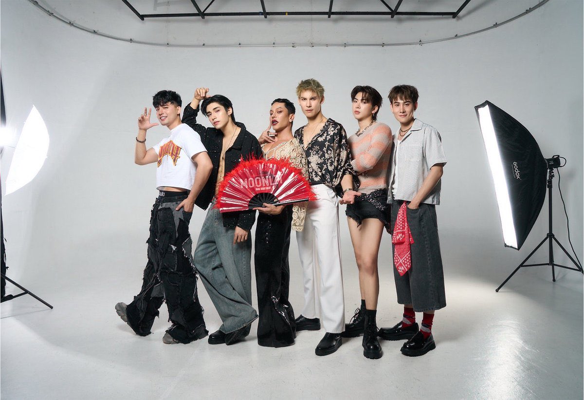 แกงค์โฮส Moonlit 🌙🌕 ชั้นชอบมาก ได้แม่ใจ๋ ซีร่ามาเป็น มาม่าซัง ได้แรงอกแน่นอน เสริฟ สับๆ 

#รักแห่งสีลม #LoveOfSilom #LoveofSilomTheSeries
#UpPoom #uppoompat #poompps