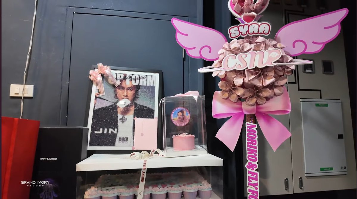 BumLoveHae's tweet image. ดูคลิปงานวันเกิดน้องสมาร์ทจบแล้ว ทีมงานเอารูปที่ฉันทำวางไว้เด่นมากๆ ใช่เวลาทำ 1 เดือนเต็มๆ ตอนทำปวดคอ ปวดไปทั่งตัว ปรื่มใจหายเหนื่อยแหละ รักน้องสมาร์ทมากๆนะ ☺️🩷

#smartcsnp #csnp
#SmartCSNPBirthdayParty
#SmartCSNPBirthday2025