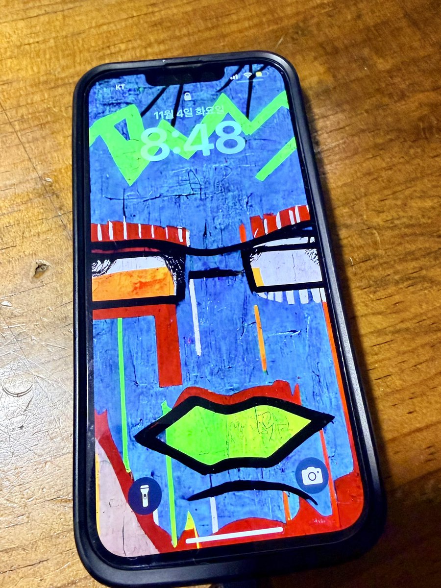 어느 집이나 크고 작은 사건 사고가 있다. ㅎ

우리 집은 어제 짝꿍 아이폰이 갑자기 터치가 전혀 안되었었다.

"자갸 ~ 핸드폰 안 바꿔? ㅎㅎㅎ"

"16 ... 이거 1년 남짓밖에 안되었는데 왜 벌써 바꿔 ~"

아이폰 초창기에는 늘 둘이 같이 나란히 기기를 바꿨었는데 몇 해 전부터는 내가 바꾸면 내가