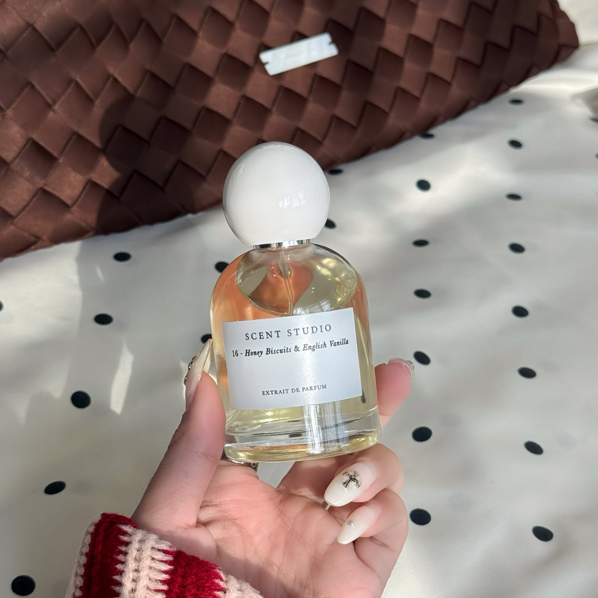 yoxrgravity's tweet image. เนี่ยแบรนด์ไทย หอมมากกกจริงๆ กลิ่น 16 สมชื่อเสียงกลิ่นคล้าย rarebeauty ตัวดังเลย แต่ชีคลอดนานแล้ว ราคาดีด้วย อยากให้ถูกค้นพบเยอะๆ เป็น vanilla &amp;amp; honey ที่หอมแบบสาวหวาน คนสวย ㅠㅡㅠ