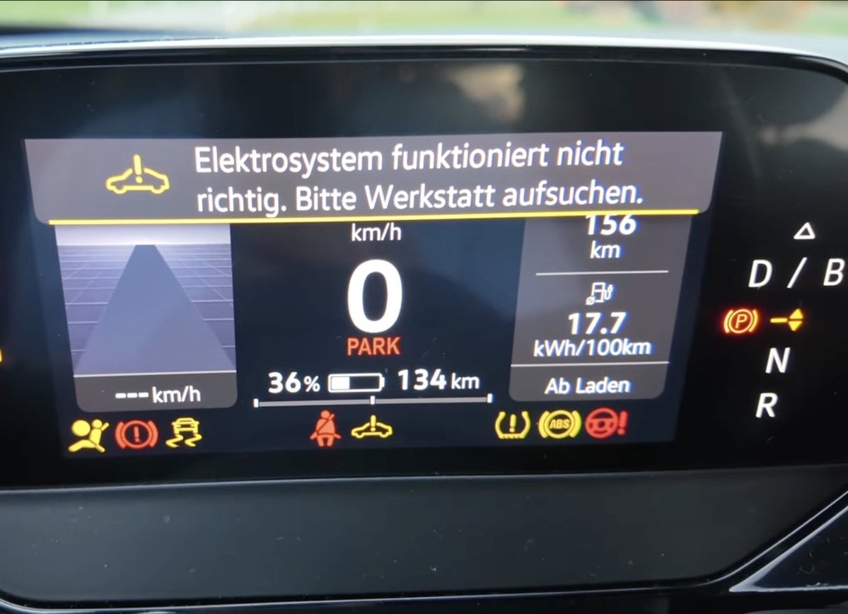 teslaxander's tweet image. 93p7 - Das Gespenst über das VW nicht sprechen will 😱

Tausende VW ID.4 (und möglicherweise ID.3) sind davon betroffen

Ein Batteriefehler🪫 erhöht die Selbstentladung in Zellmodulen, was die Kapazität und Reichweite bis zum Totalausfall verringert. 

Übliche Maßnahme: Ein…