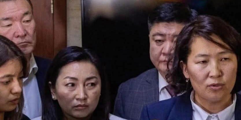 Юм бичхээр Элийрэгч, MCS гээд гуцалдаад бдаг хэдэн хиамчид Булгантуяаг эргүүлэн татуулахгуй гэдэг хэрхрэлт явуулаад эхэлж. Тэгжаам бол би естой жинхнээсээ чиглэл өгчий! 

ҮХ зөрчих гээд бна, Эрүүгийн ялтай юм бна шүү гэж Парламент доторхи нь ч сануулсан, санал хураахын өмнөхөн